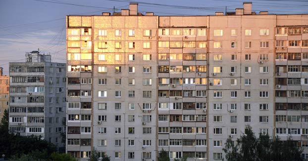 Vídeo: Una mujer cae desde un noveno piso en Rusia, se levanta y se va andando como si nada