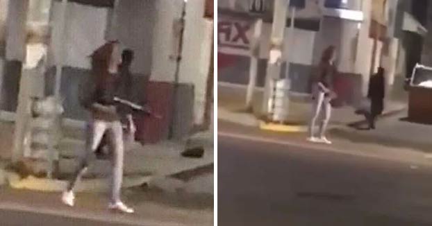 Una mujer le roba un fusil de asalto a un policía y se pone a disparar contra la gente