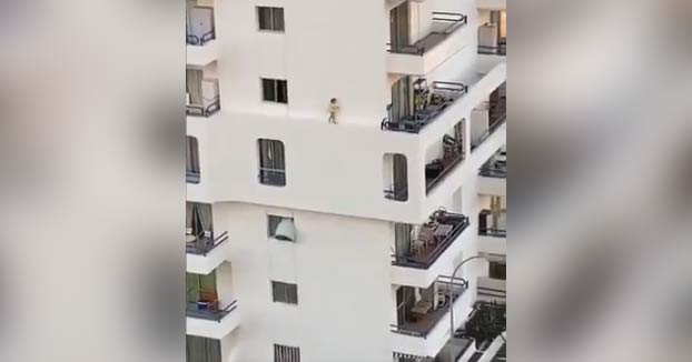 Pelos de punta: Una niña corretea por la cornisa de un edificio en Adeje, Tenerife