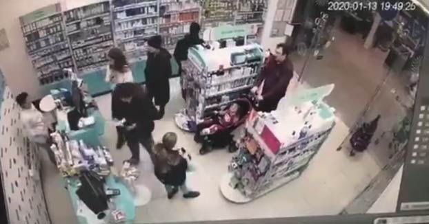 Pillados: Estos padres utilizan a su hija pequeña para robar productos caros de la tienda