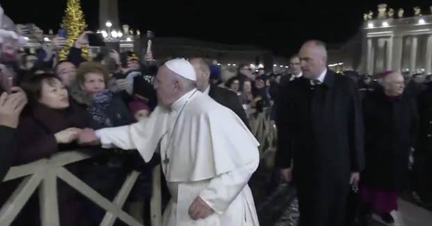 El enfado del Papa Francisco con una mujer que lo agarró bruscamente del brazo tras la última misa del año en el Vaticano