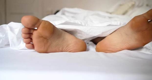 Un hombre se despierta sobresaltado al descubrir que un ladrón está chupándole los dedos de los pies