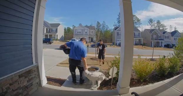 Un repartidor ayuda a un hombre a recuperar a su perro que se le había escapado por el barrio