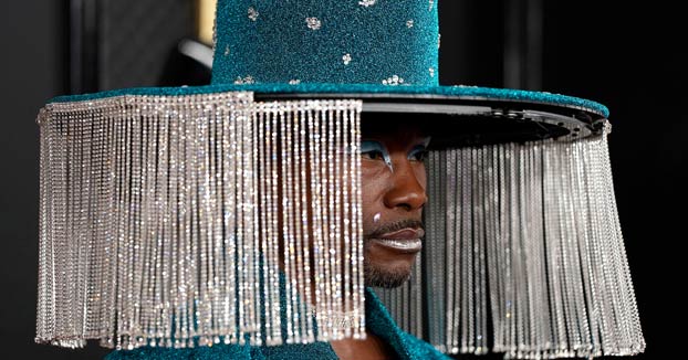 El actor Billy Porter aparece en la alfombra roja con un sombrero que se abre y cierra como una cortina