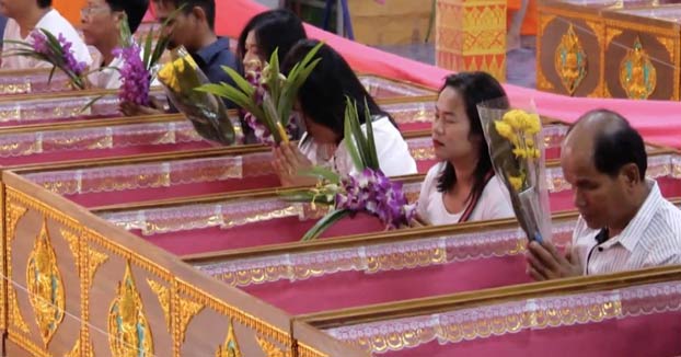 Tailandeses dan la bienvenida al Año Nuevo "renaciendo" tras salir de un ataúd