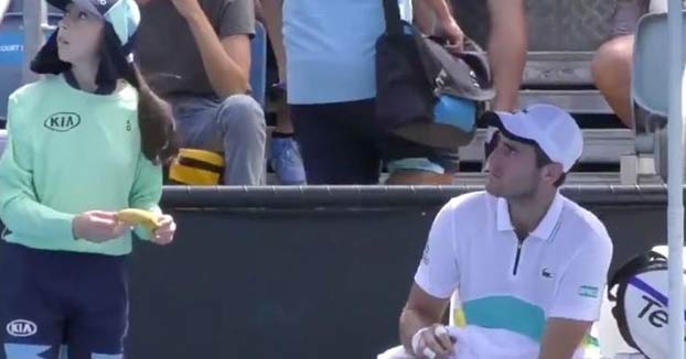 Un tenista pide a una recogepelotas que le pele un plátano
