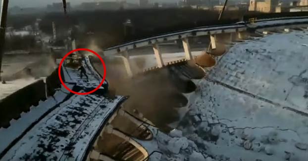 Vídeo: Un trabajador muere al colapsar un estadio en San Petersburgo mientras cortaba un tirante del techo