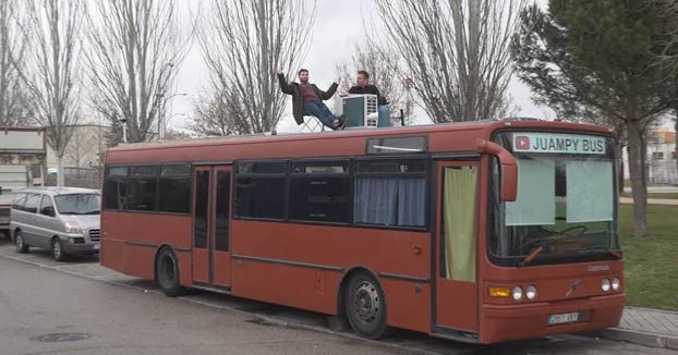 Un vecino de Fuenlabrada vive, literalmente, en un autobús. Lo vemos por dentro