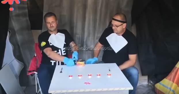 Dos amigos probando Surströmming, una delicia sueca que huele a podrido