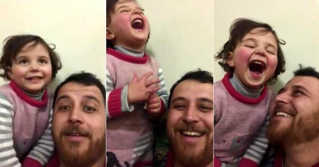 Un padre sirio finge ante su hija que las bombas son un juego para protegerla