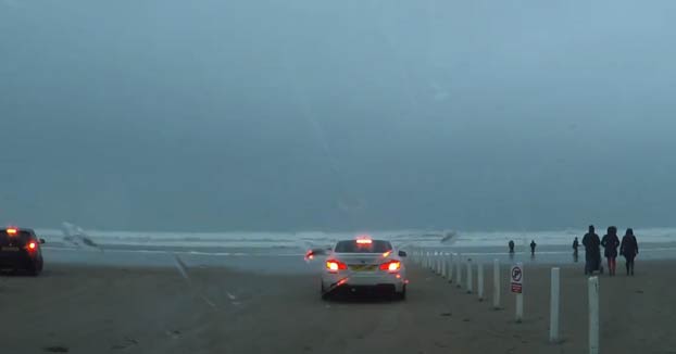 Ir a la playa con los coches a ver la tormenta Dennis, ¿qué podría salir mal?