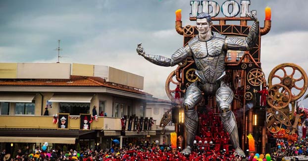 Un robot gigante de Cristiano Ronaldo se convierte en la estrella del carnaval de Viareggio, en Italia