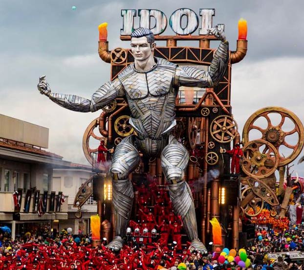 Un robot gigante de Cristiano Ronaldo se convierte en la estrella del carnaval de Viareggio, en Italia