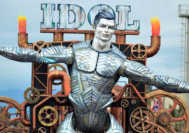 Un robot gigante de Cristiano Ronaldo se convierte en la estrella del carnaval de Viareggio, en Italia