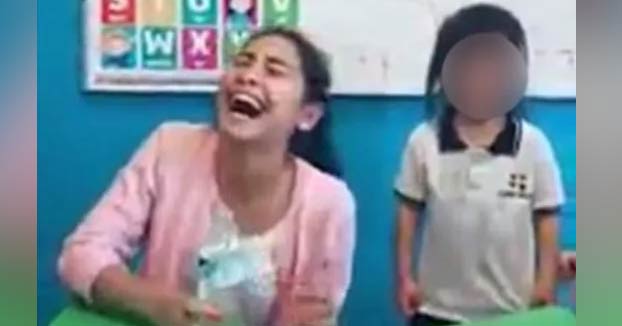 Despiden a una maestra por hacerle la broma de la botella a una de sus alumnas pequeñas