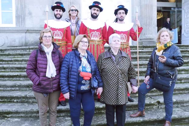 Se disfrazan de Beefeaters y los turistas creen que son la guardia de la Diputación de Pontevedra