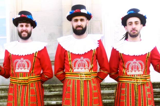 Se disfrazan de Beefeaters y los turistas creen que son la guardia de la Diputación de Pontevedra