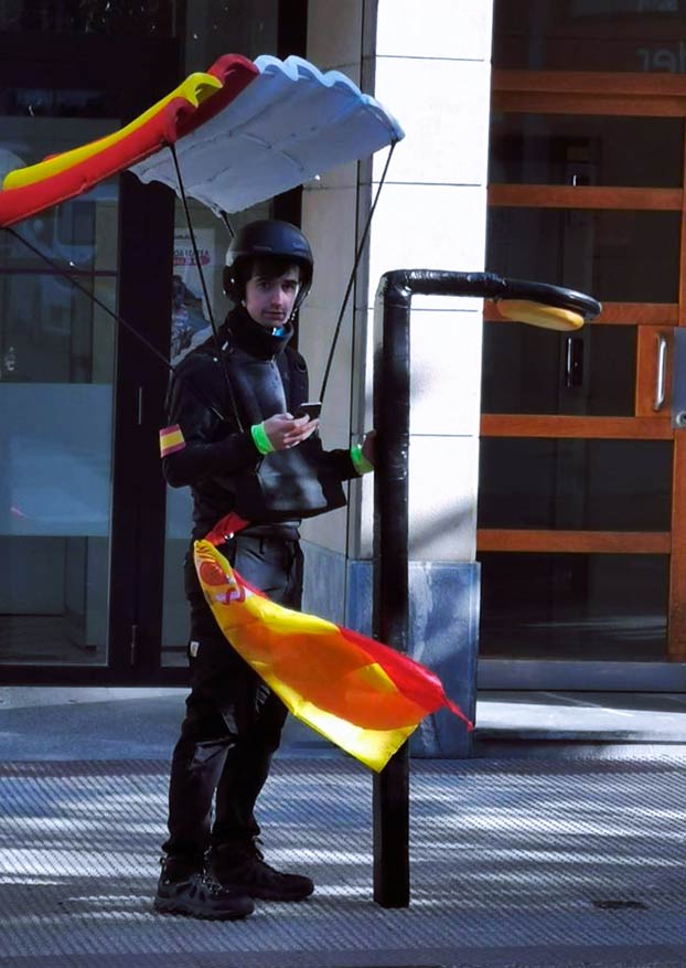 Disfraz de paracaidista enganchado en una farola