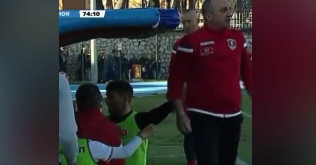 Expulsan a un entrenador italiano tras pegarle a uno de sus jugadores