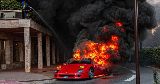 Un Ferrari F40 de 1,3 millones de euros se incendia en una calle de Mónaco