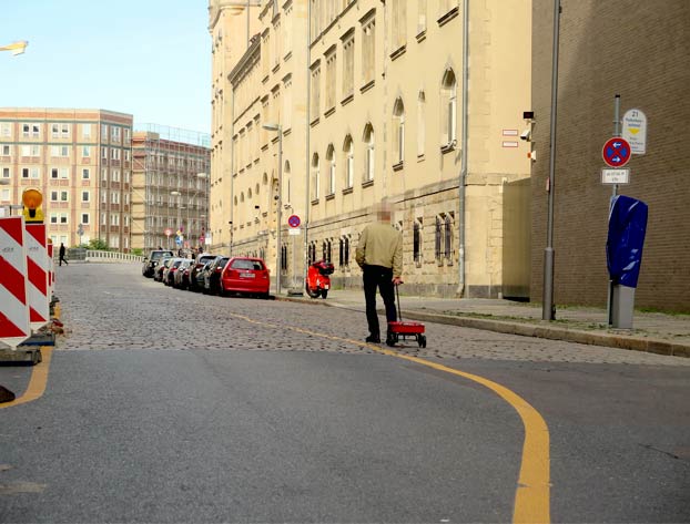 Hackeando a Google Maps: Un hombre lleva 99 móviles en una carretilla por diferentes calles para provocar un atasco virtual en la aplicación