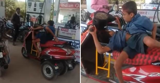 Dos hermanos siameses unidos por la cintura conducen su propia moto adaptada