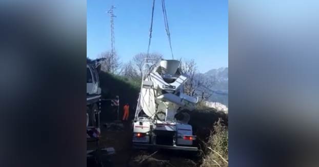 ''Antonioooooooooo!!'': Cae una hormigonera por un terraplén en Ojén, con su conductor dentro, cuando estaba siendo remolcada