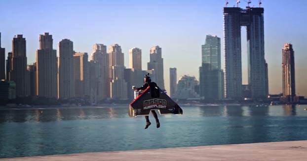 El Jetman Vince Reffet despegando y ascendiendo hasta los 1.800 metros de altitud a 240 km/h en Dubai