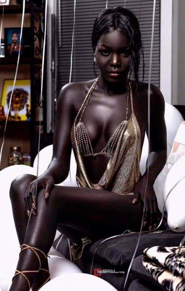 Nyakim Gatwech, la modelo con la piel más oscura del mundo