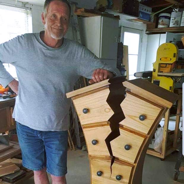Henk, el carpintero jubilado que crea muebles imposibles que parecen que están rotos