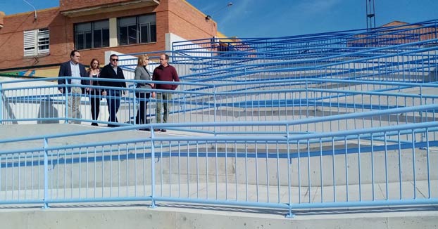 Cachondeo con la rampa que ha hecho el ayuntamiento de Alcalá de Guadaíra en un colegio