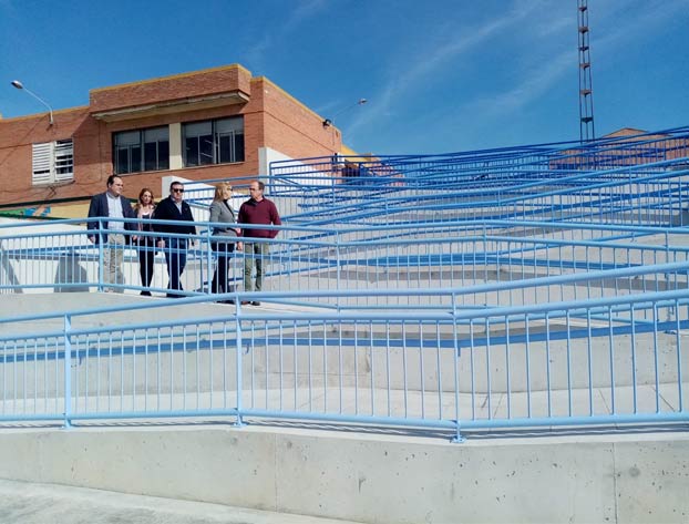 Cachondeo con la rampa que ha hecho el ayuntamiento de Alcalá de Guadaíra en un colegio