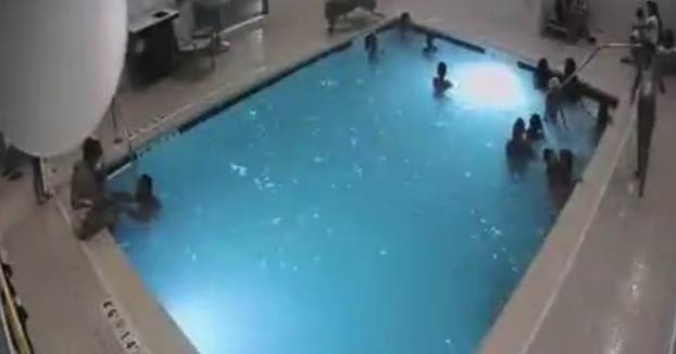 El angustioso rescate de un niño de dos años que se ahogaba en la piscina de un hotel