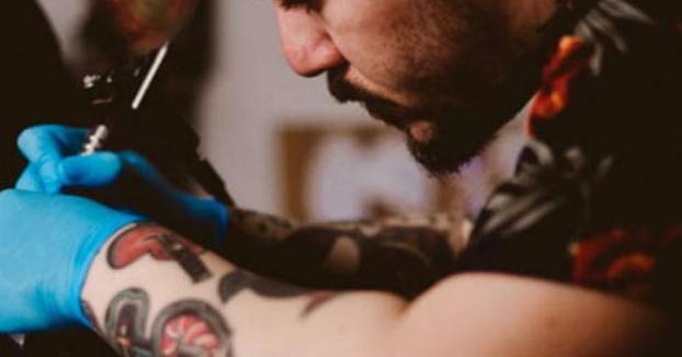 Una mujer obliga a su novio a tatuarse en el miembro ''Propiedad de Karen''