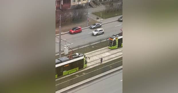 Una chica camina por la vía con los auriculares puestos y no escucha que el tranvía está justo detrás