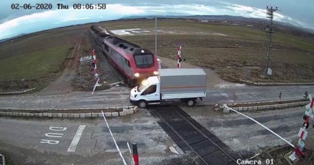 Un tren arrolla a un camión que cruzó la vía cuando el semáforo estaba en rojo