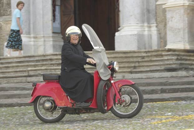 Muere Giuseppe, el cura de la moto de Lombardía, tras ceder su respirador a un joven enfermo