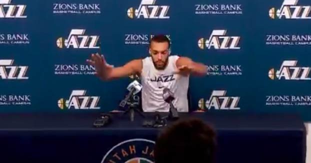 Rudy Gobert se cachondeaba el lunes del coronavirus tocando todos los micros. Ha dado positivo