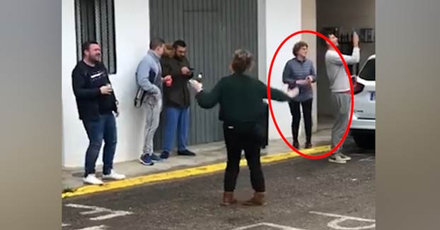 La alcaldesa de un pueblo de Valencia 'celebra' el confinamiento en la calle y con una cerveza en la mano