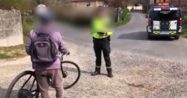 Detienen a un ciclista de 82 años que salió a hacer la compra a 10 kilómetros de su casa