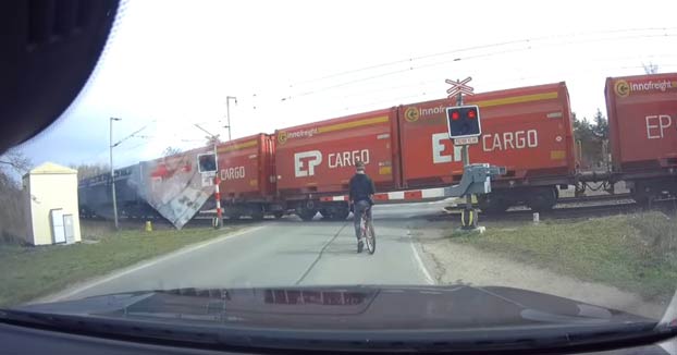 Un ciclista ignora las barreras de un paso a nivel y estuvo a punto de no contarlo...