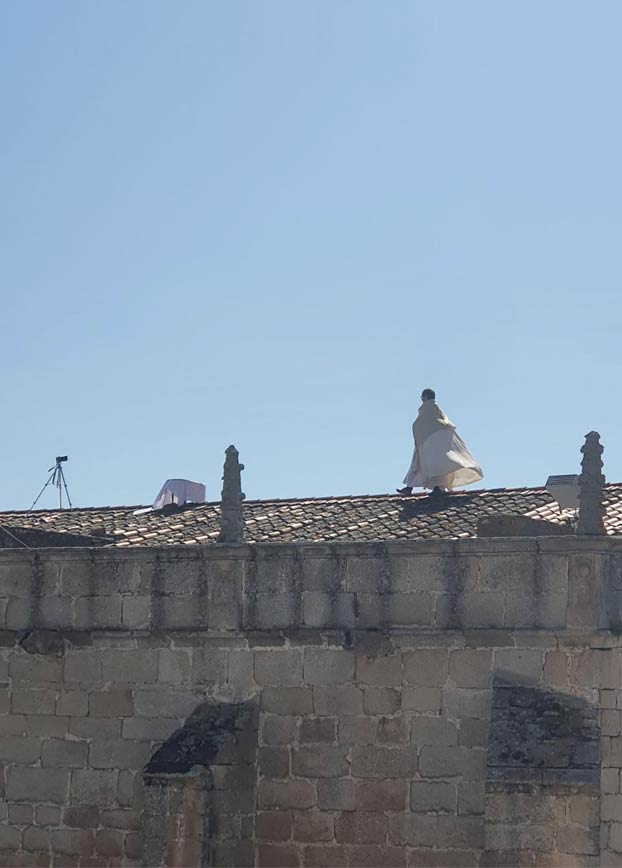 El cura de Arroyo de la Luz (Cáceres) bendice el pueblo desde el tejado de la iglesia