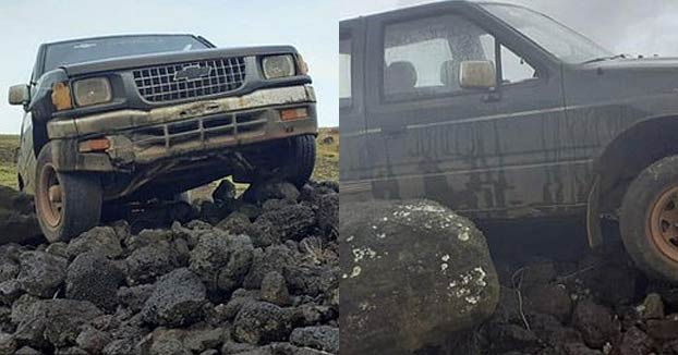 Un turista estrella su camioneta contra una estatua moai de Isla de Pascua