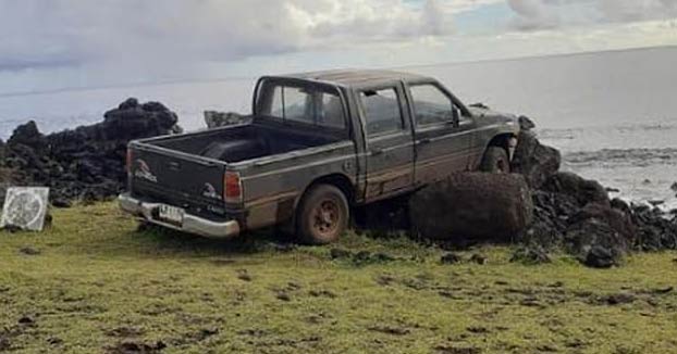 Un turista estrella su camioneta contra una estatua moai de Isla de Pascua