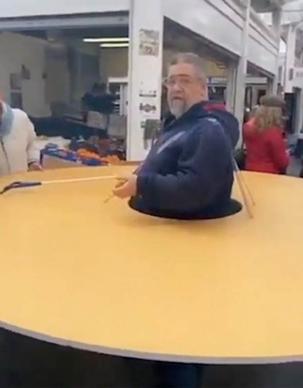 Este hombre sale a la calle con un donut gigante de cartón para mantener la distancia con otras personas