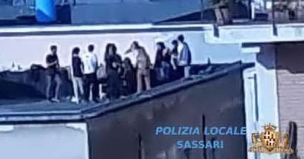 16 erasmus españoles expulsados de la universidad en Italia al saltarse la cuarentena con una fiesta en una azotea