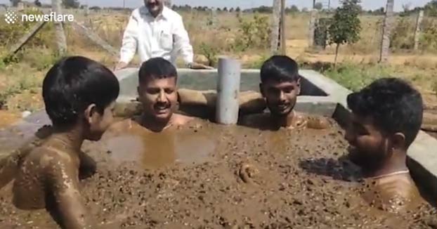 Para protegerse del Coronavirus, estos indios se bañan en estiércol de vaca