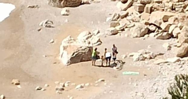Sorprenden a una familia de Madrid y su asistenta en una playa de Xàbia cerrada por desprendimientos