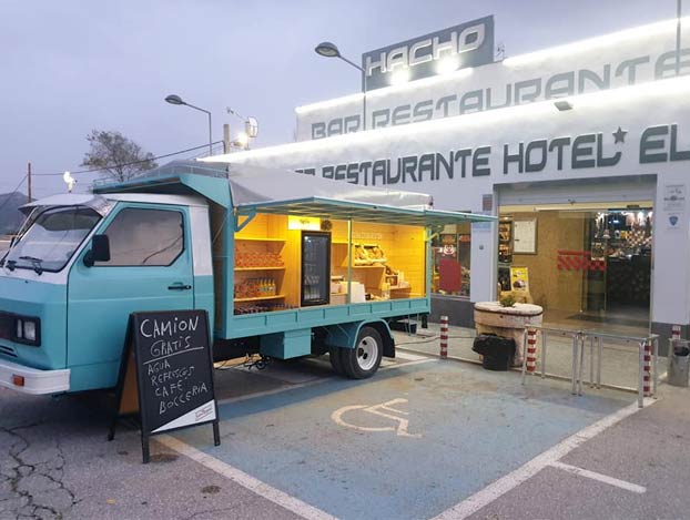 El restaurante de carretera El Hacho coloca un 'food truck' con café, bebida y comida gratis para los camioneros