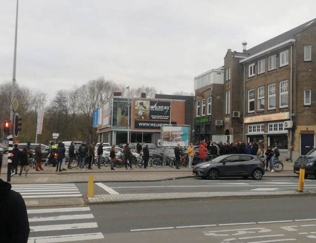 Enormes colas en los Coffe-Shops de Holanda para comprar provisiones de marihuana por el coronavirus